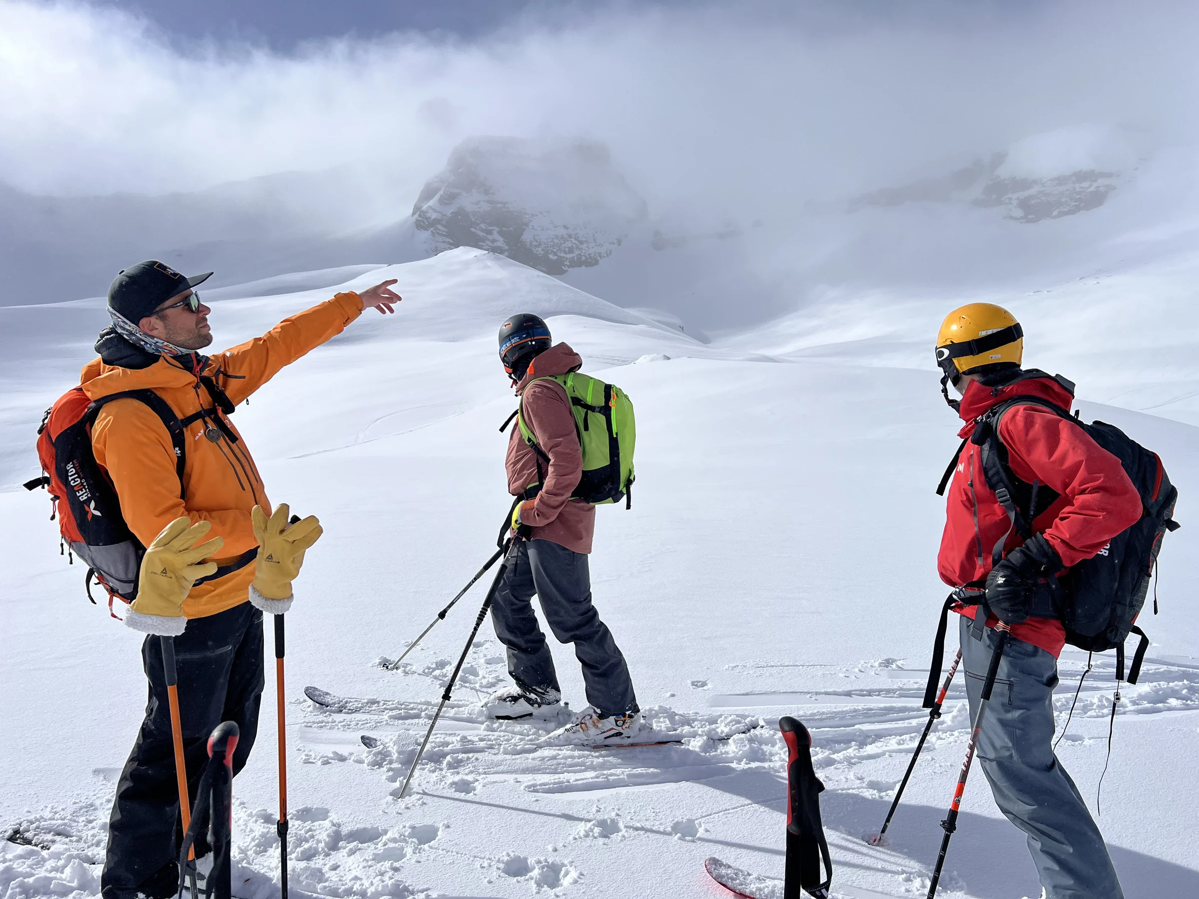 Un moment d’échange pendant la sortie à ski