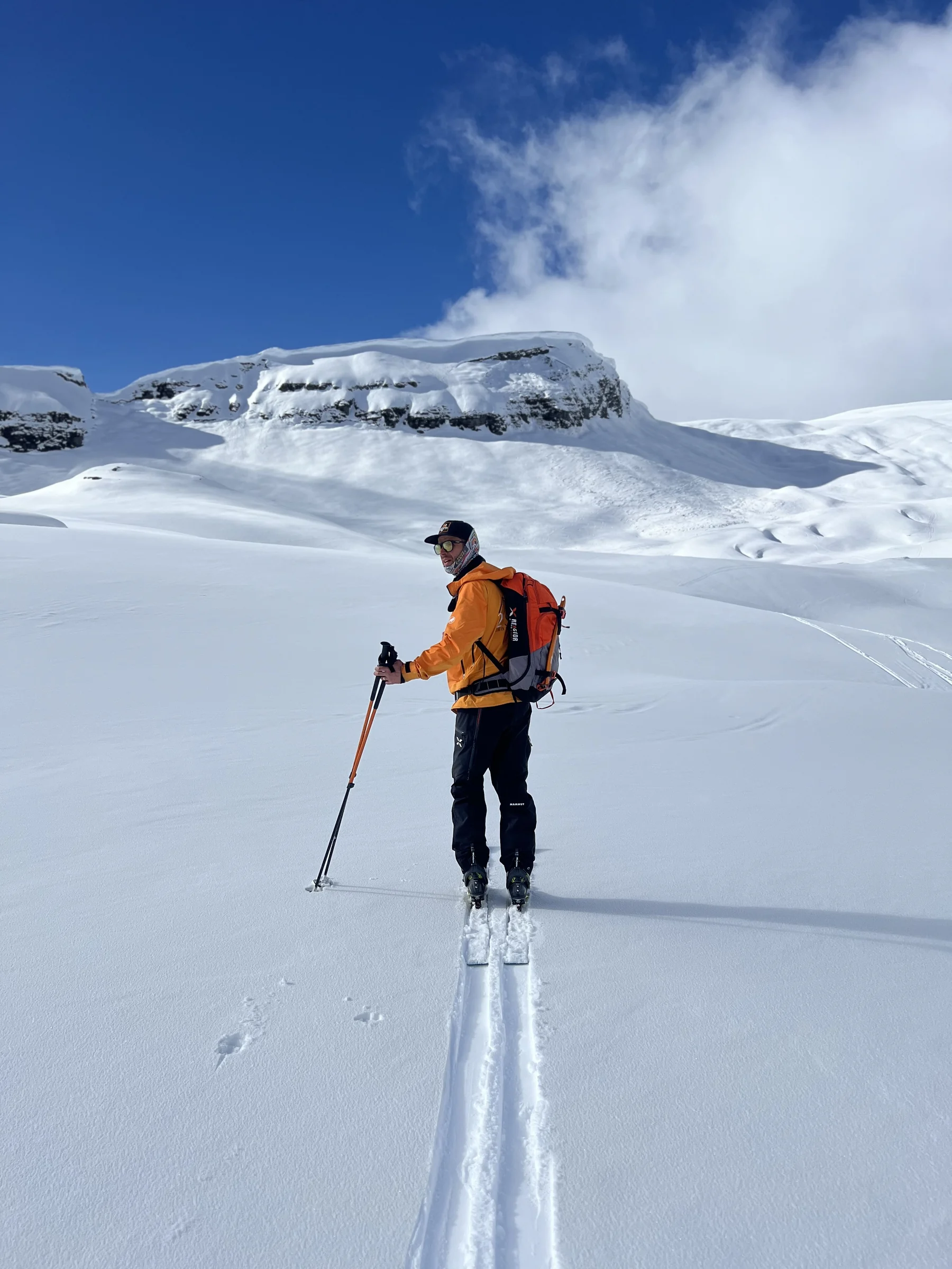 Une pause face aux montagnes