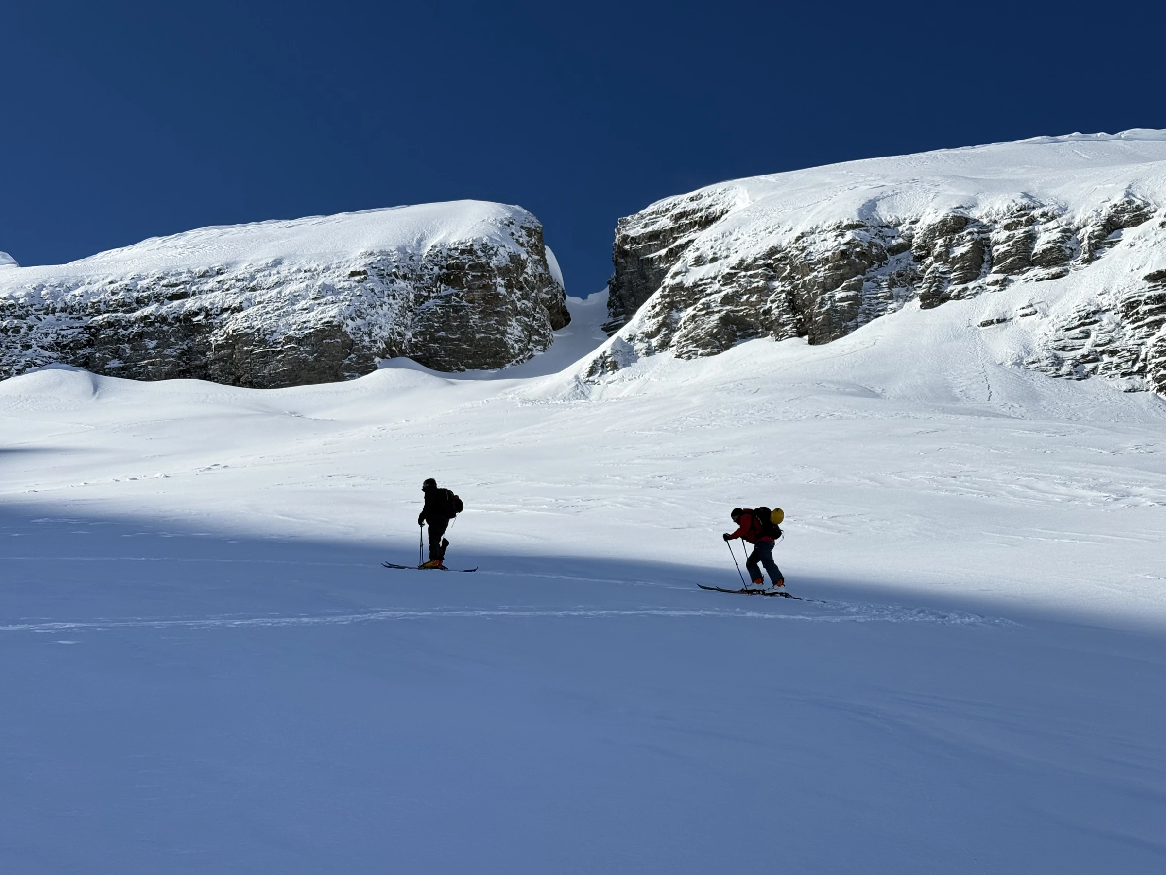 À ski de randonnée, au pied des sommets